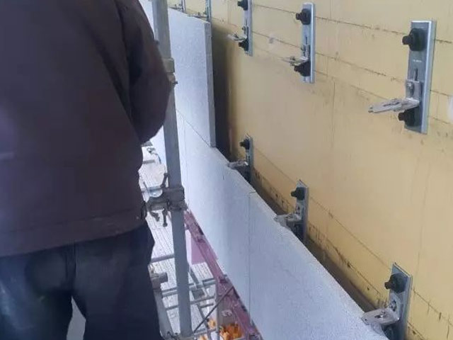 外國人這技術(shù)真牛逼，膽敢把干掛石材直接固定在外保溫板上！